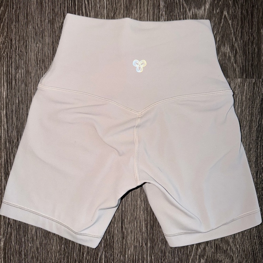 Aritzia Golden Butter Ashen 3-Piece Set - Picture 4 of 12